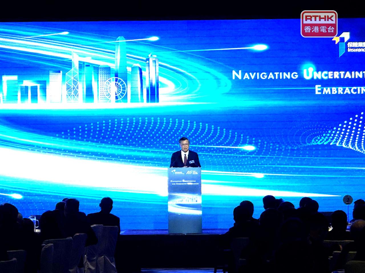 肖遠企稱近年非銀行金融機構與銀行及保險公司聯繫越趨緊密，令風險難以識別。（趙嘉駿攝）