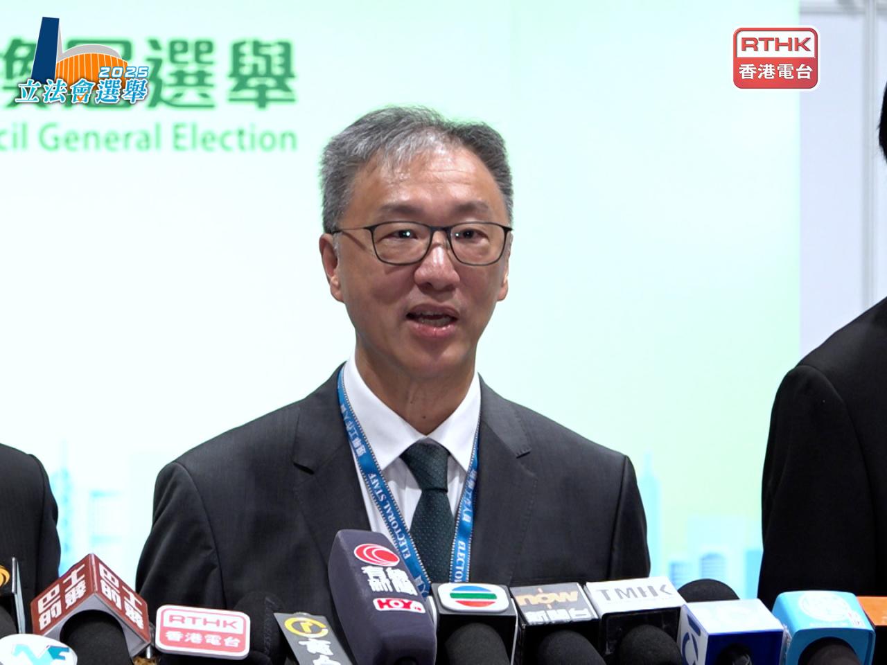 陸啟康表示，對投票人數感到鼓舞，認為是香港復常的第一步。（梁煜倫攝）