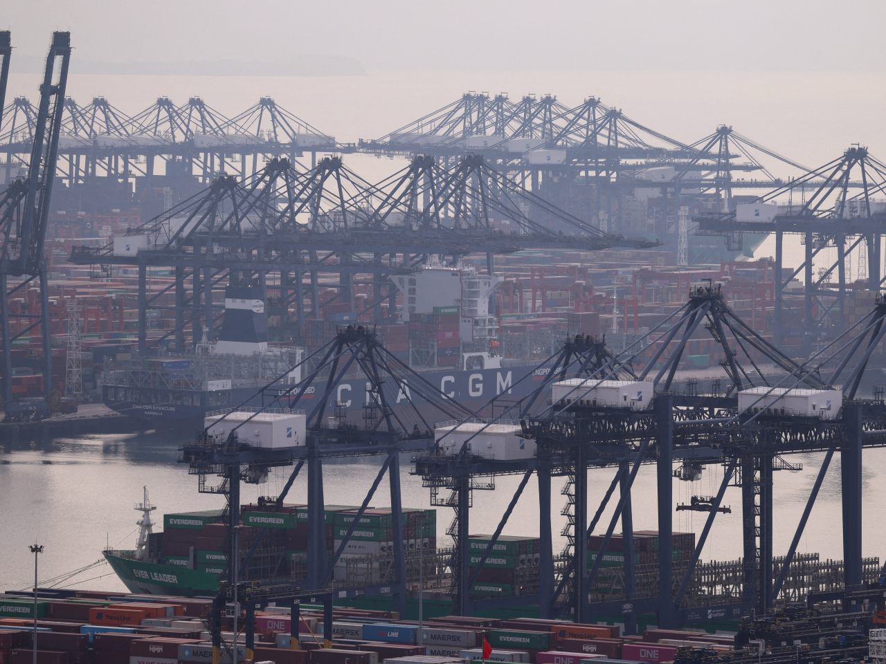 China's goods imports and exports increased 4.1 percent year on year to 3.9 trillion yuan in November. File photo: Reuters