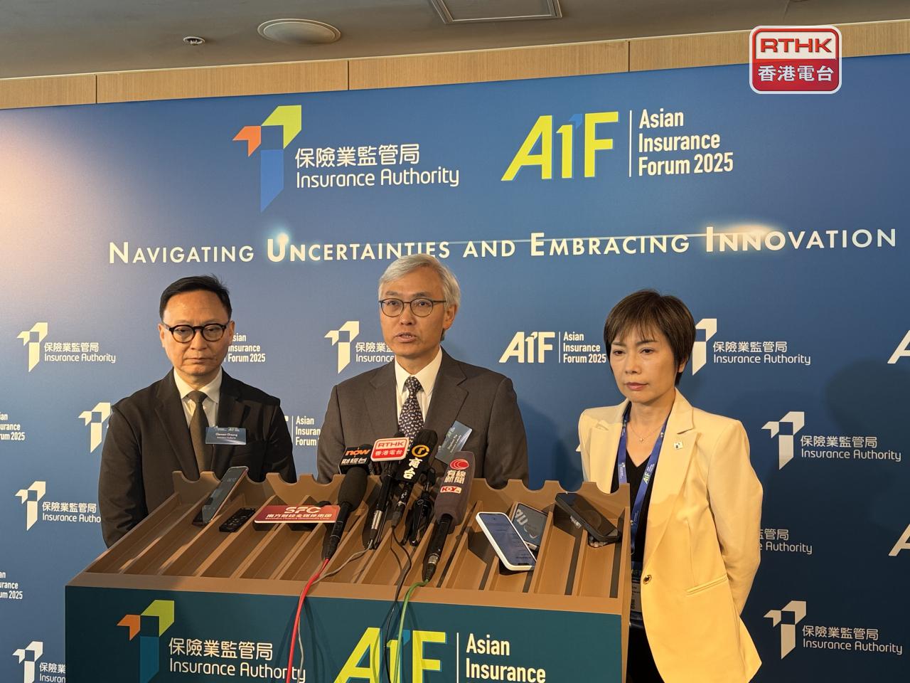 姚建華（中）稱保監局視宏福苑火災為「頭等大事」，會繼續積極協調業界。（趙嘉駿攝）