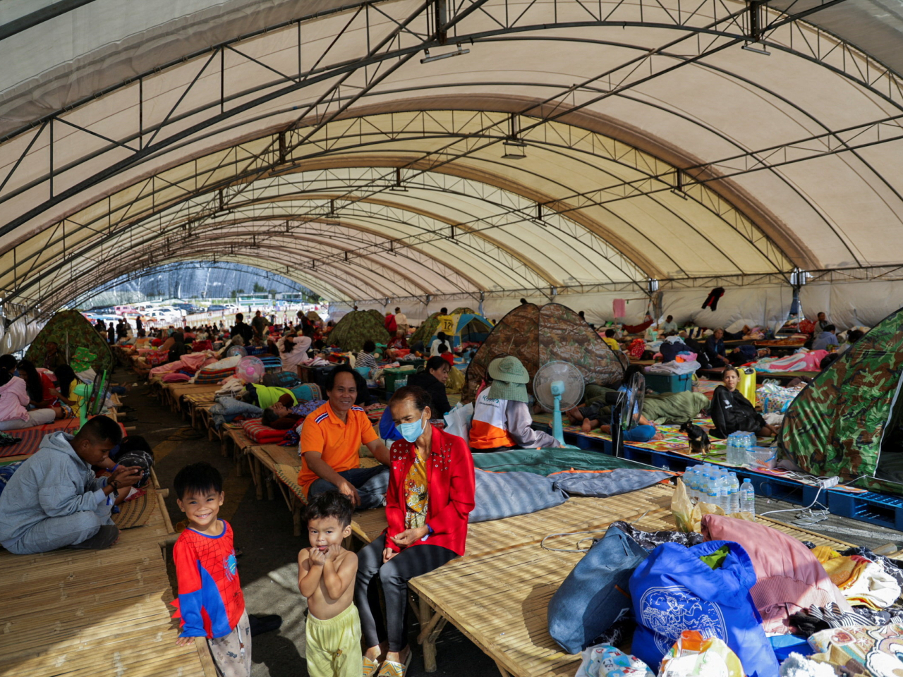 有泰國邊境地區居民轉移至避難設施。（路透社）