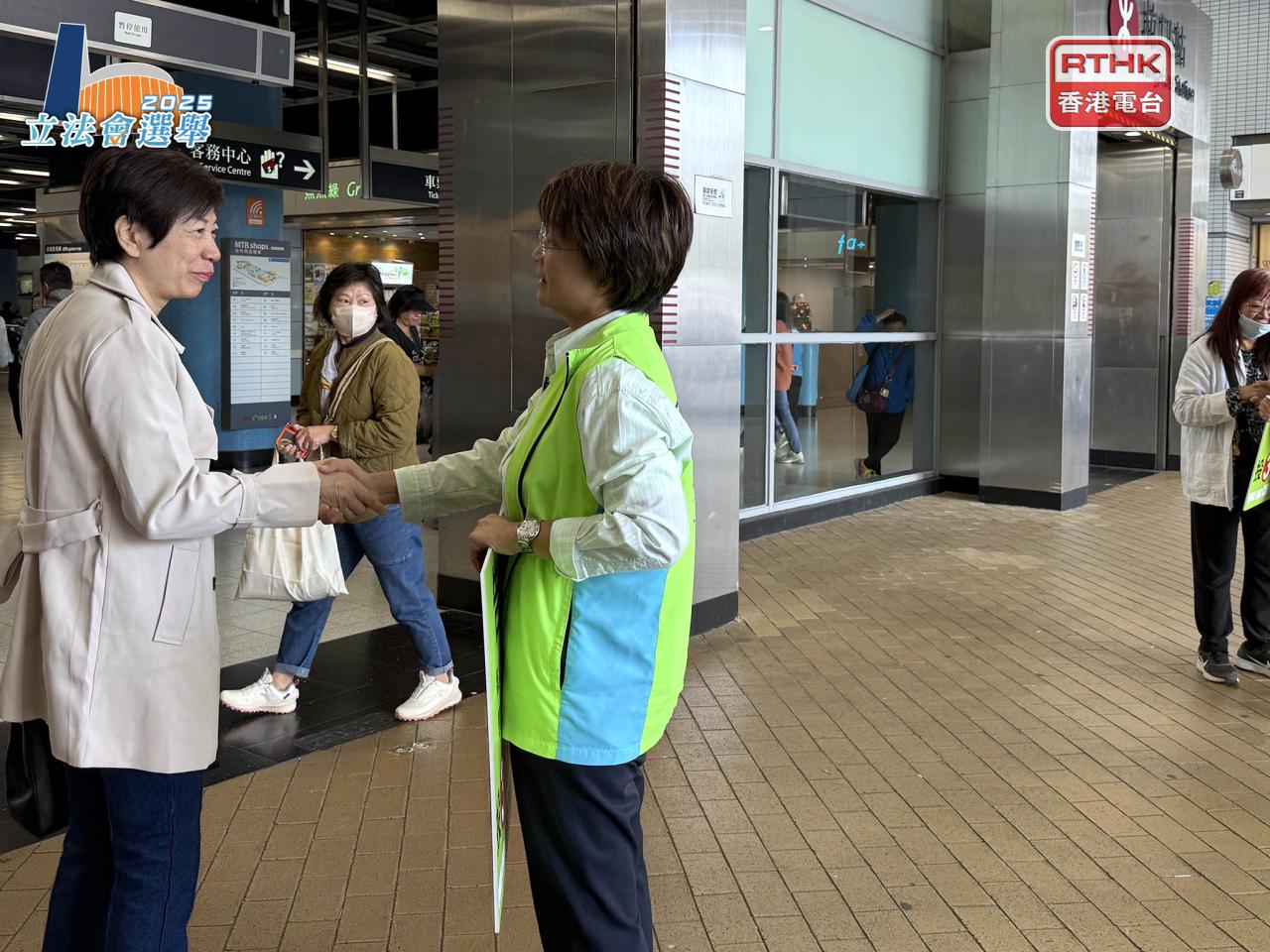 方國珊在港鐵坑口站外謝票，不少支持者與她握手及擁抱。（陳曉筠攝）