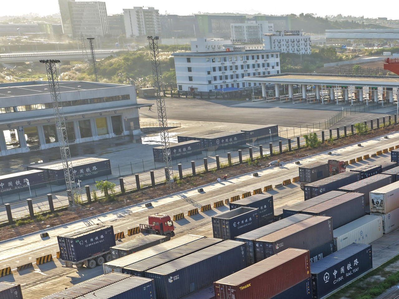 內地首11個月貿易順差首次突破1萬億美元，丁爽料全年有望再創新高。（新華社資料圖片）