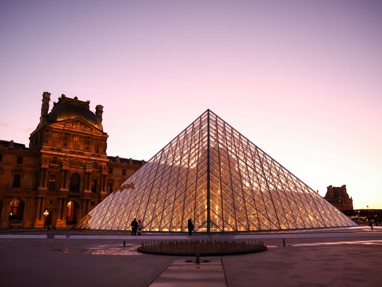 巴黎羅浮宮上月底發生漏水事件，埃及文物圖書館約400件文獻受損。（路透社資料圖片）