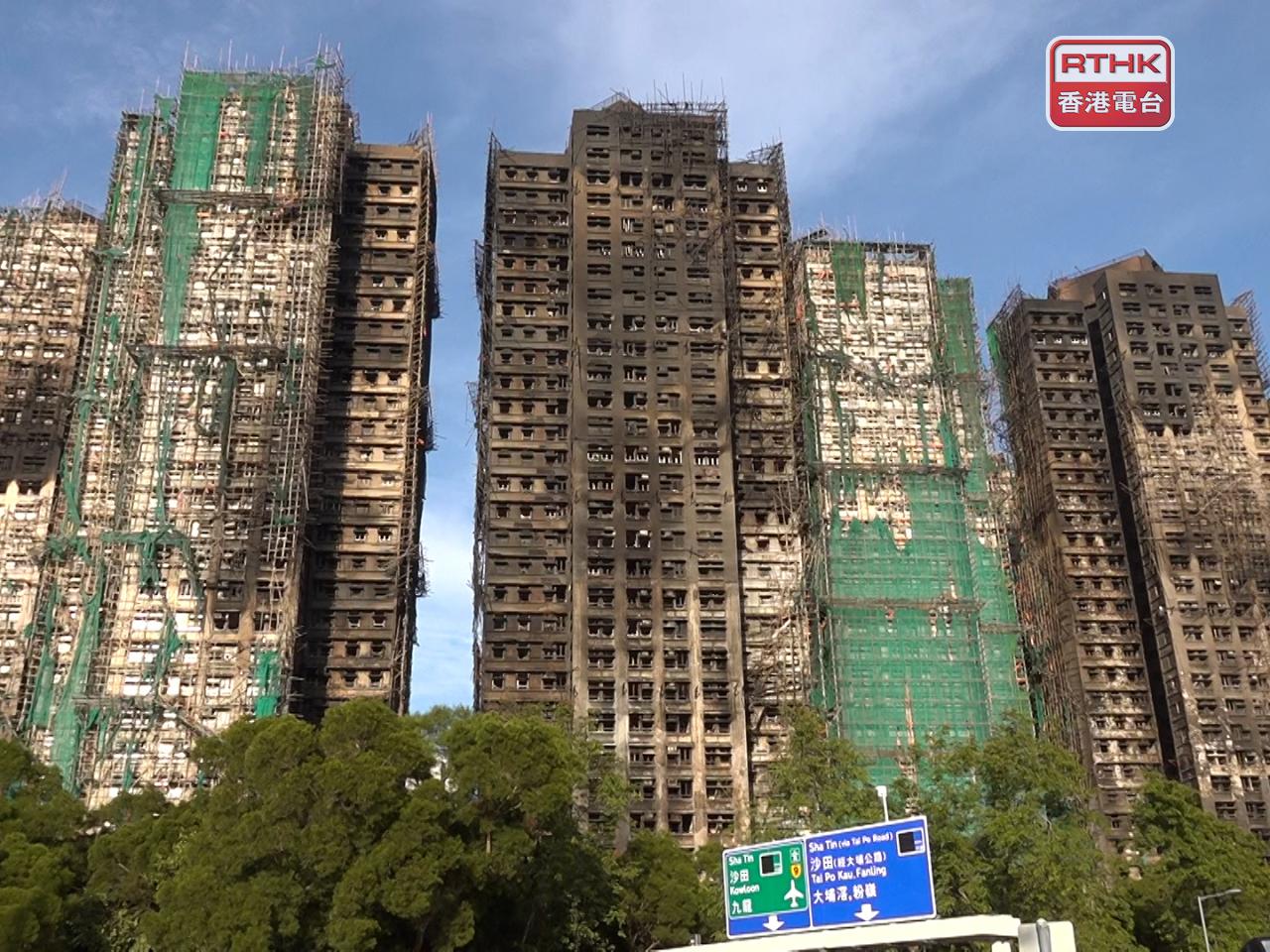 警方「災難遇害者辨認組」人員繼續在已確定安全的大廈外圍及倒塌棚架附近搜索，暫未有發現遺骸。（港台圖片）