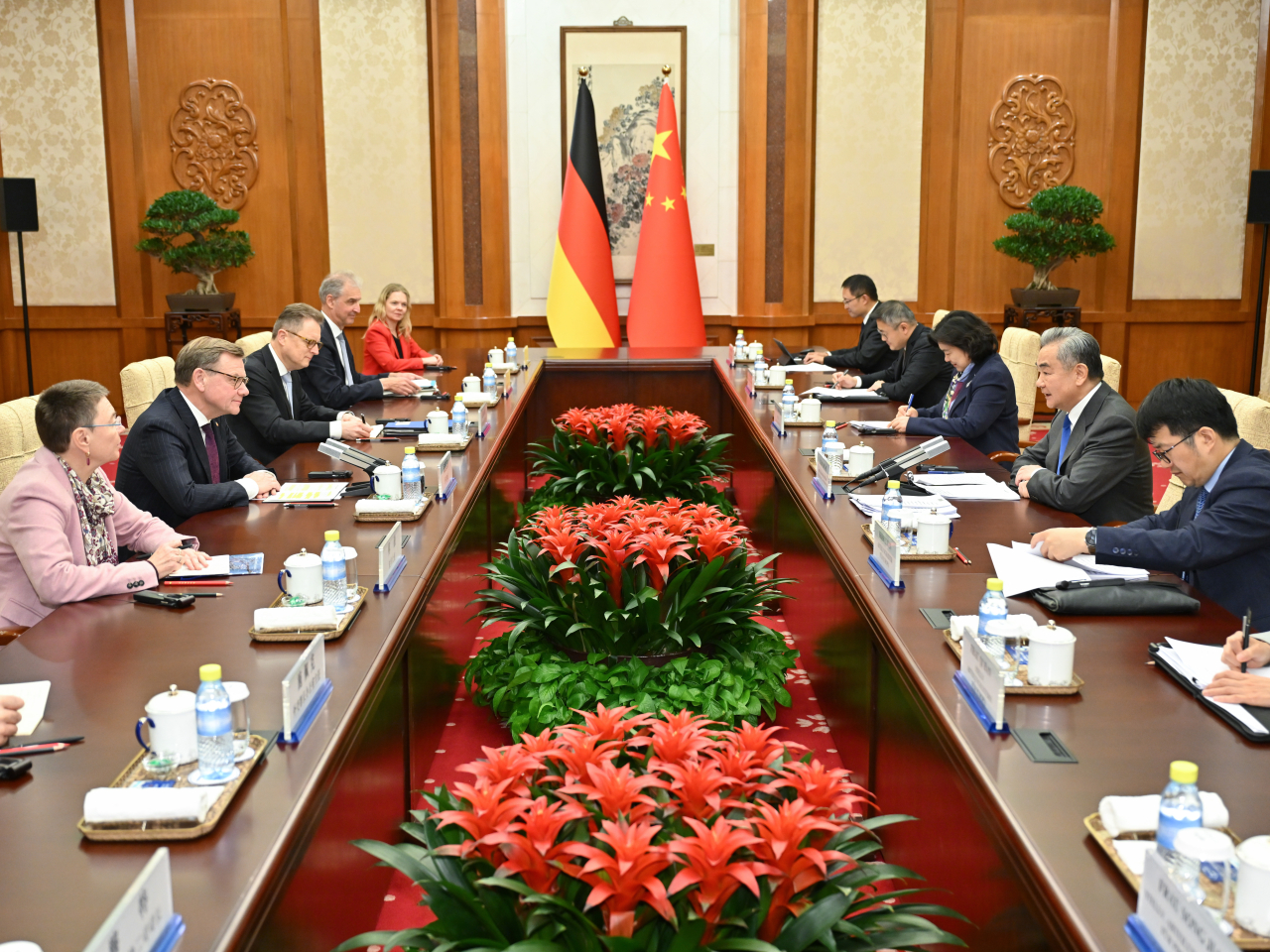 王毅在北京同德國外長瓦德富爾舉行會談。（新華社）