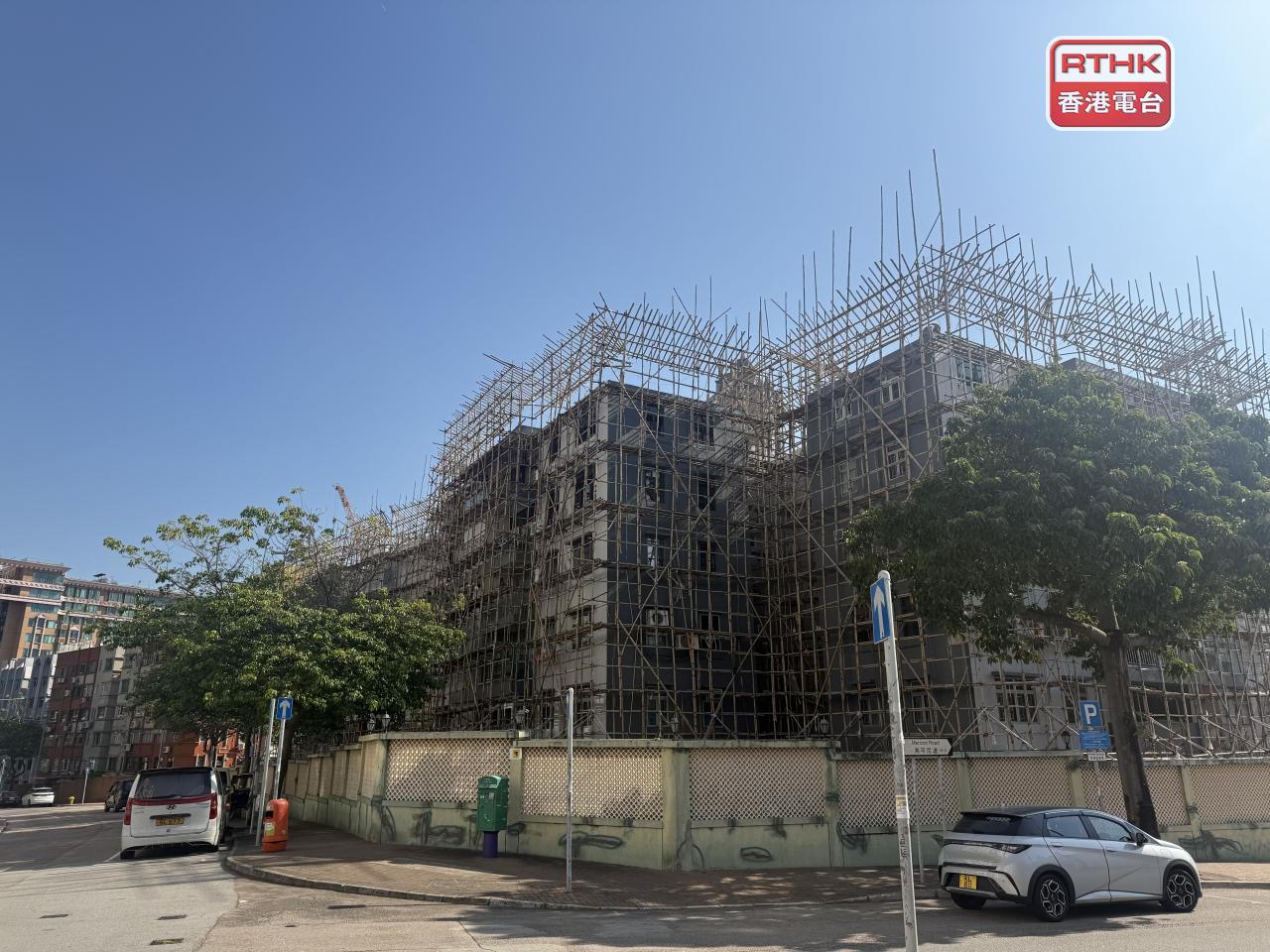 A building in Kowloon Tong undergoing major-maintenance works is one of 227 in Hong Kong that has removed its scaffold nets. Photo: RTHK