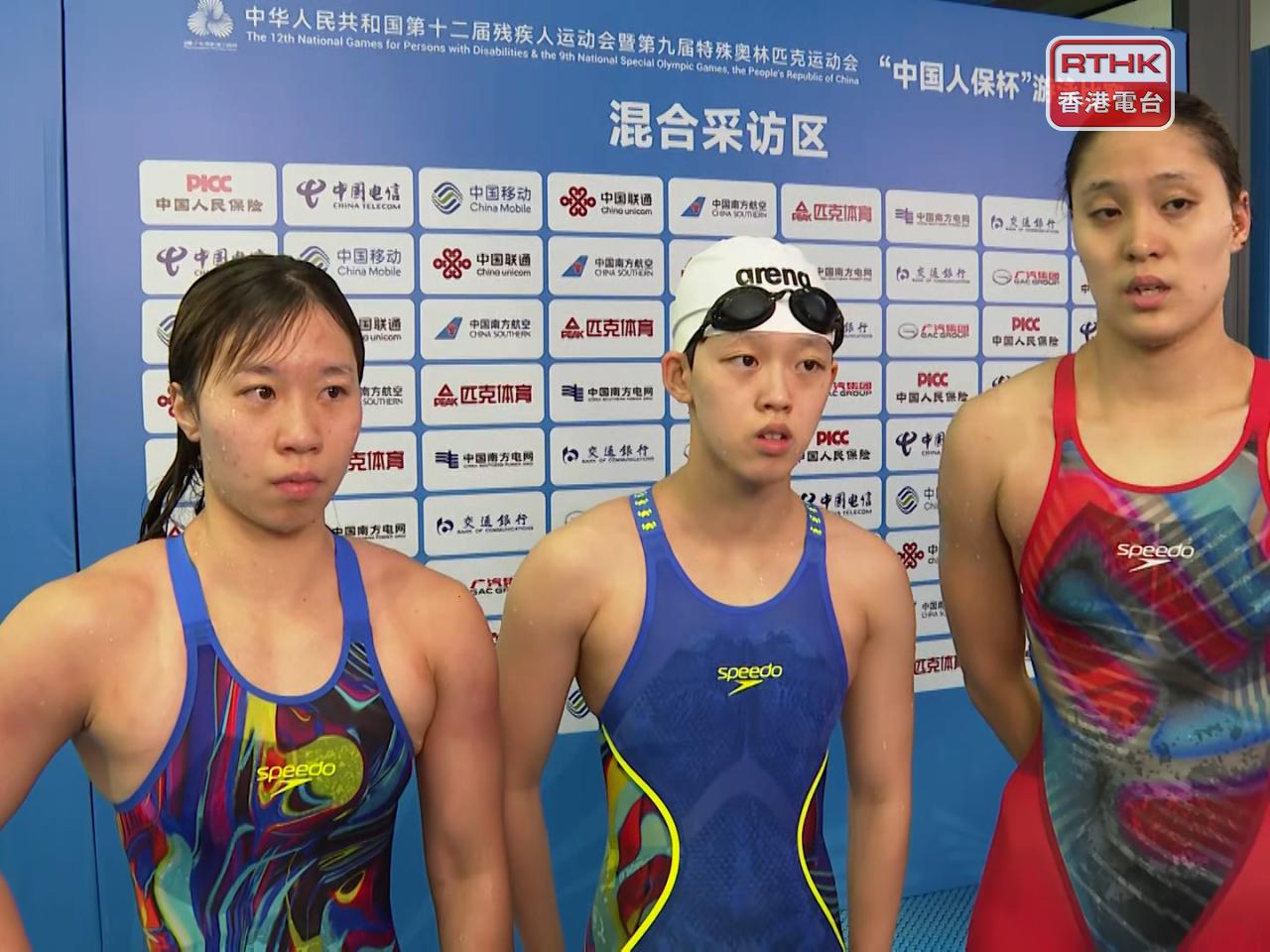 智力殘疾組泳手劉肖儀（中）在女子200米自由泳S14決賽，以刷新全國紀錄的時間2分13秒50，取得港隊今屆首面殘運會游泳金牌。（香港電台）