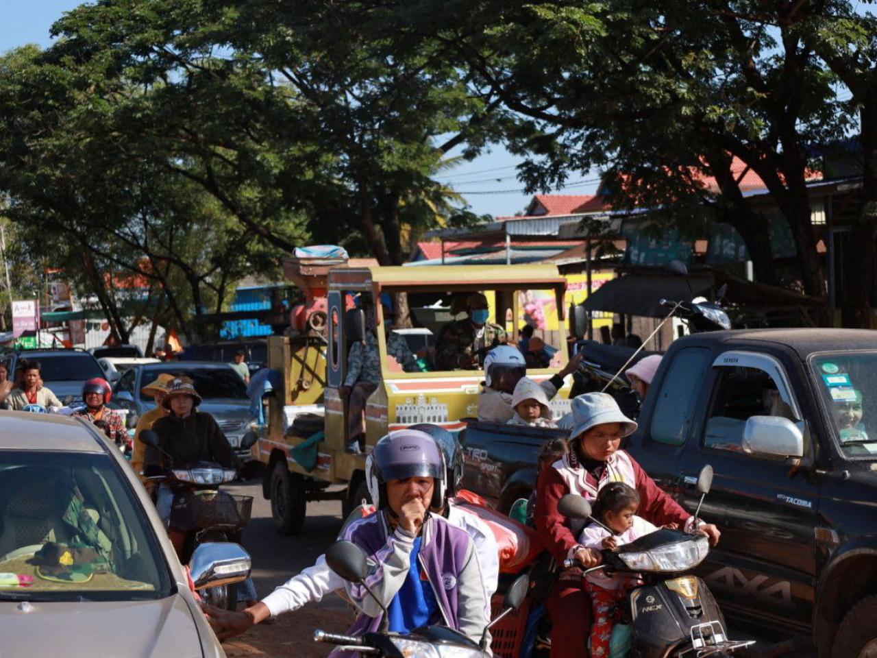 Cambodians flee the breakout of hostilities in Oddar Meanchey province. Photo: Reuters