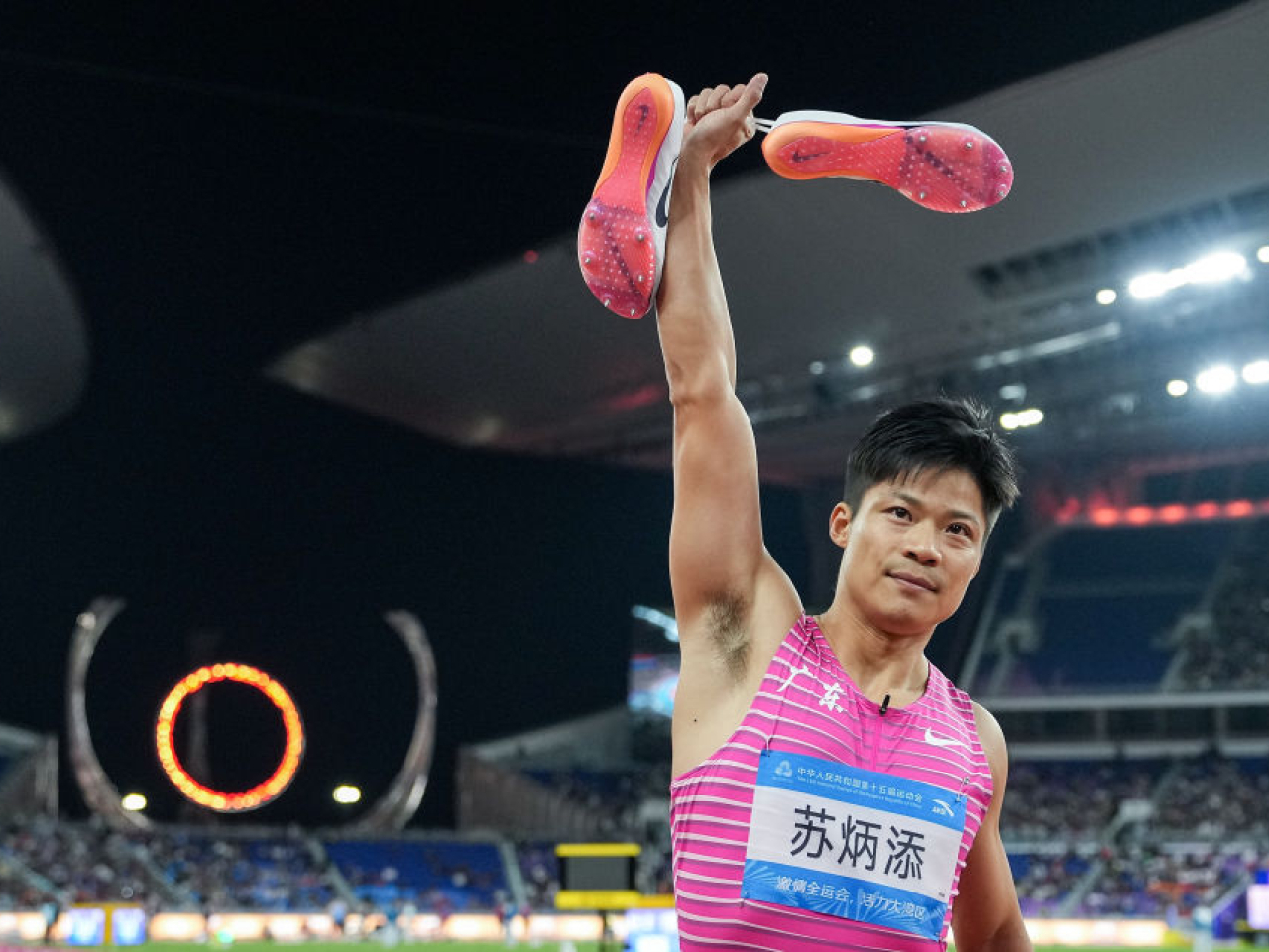 蘇炳添在十五運會的男子4X100米接力決賽，跑完自己運動員生涯的最後100米。(新華社)