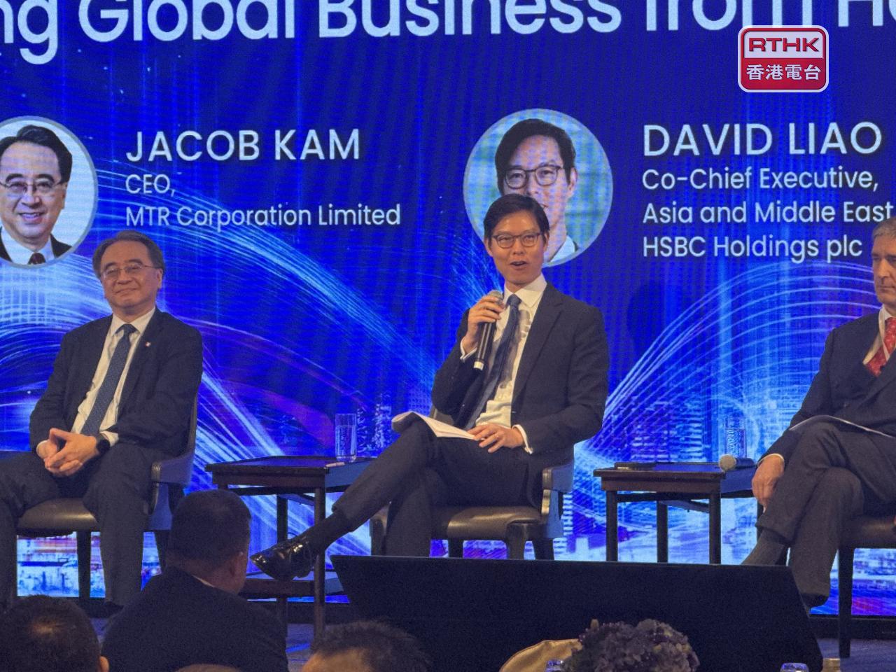 廖宜建（中）相信，可利用人工智能協助投資及風​​險管理。（趙嘉駿攝）