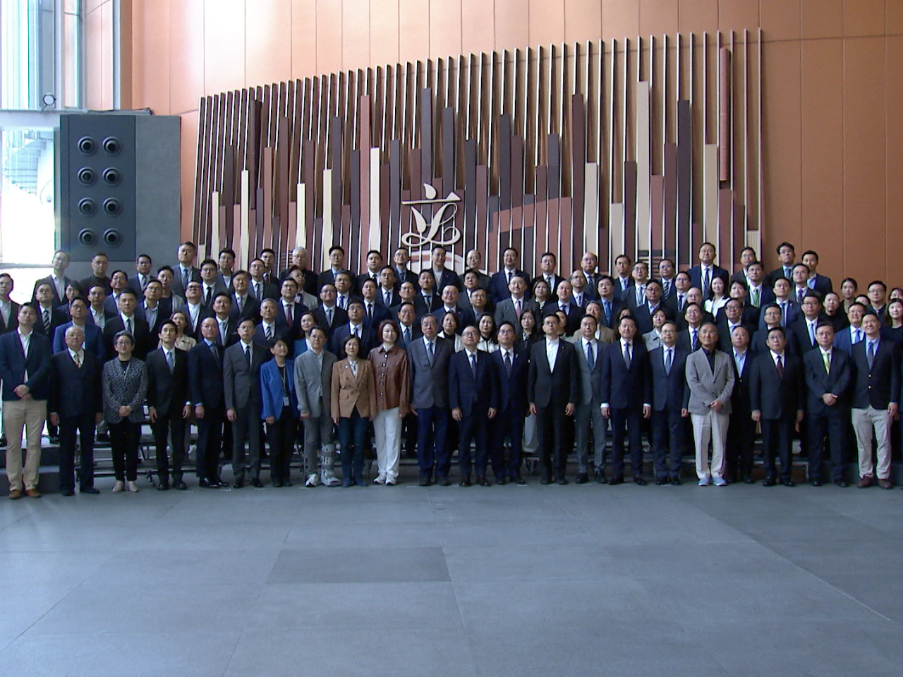 立法會選舉選出90名議員後，現屆立法會議員與候任議員在立法會大樓一同亮相。