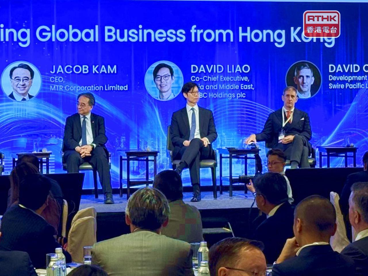 岑明彥（右二）稱應加強講好香港故事；金澤培稱「鐵路+物業」屬城市發展模式。（趙嘉駿攝）