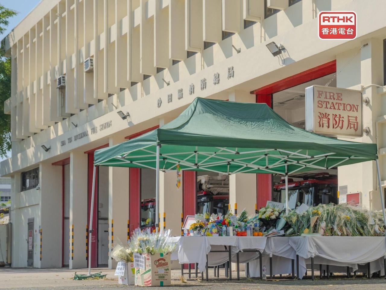 連日來有市民到沙田消防局獻花。（消防社交網站圖片）