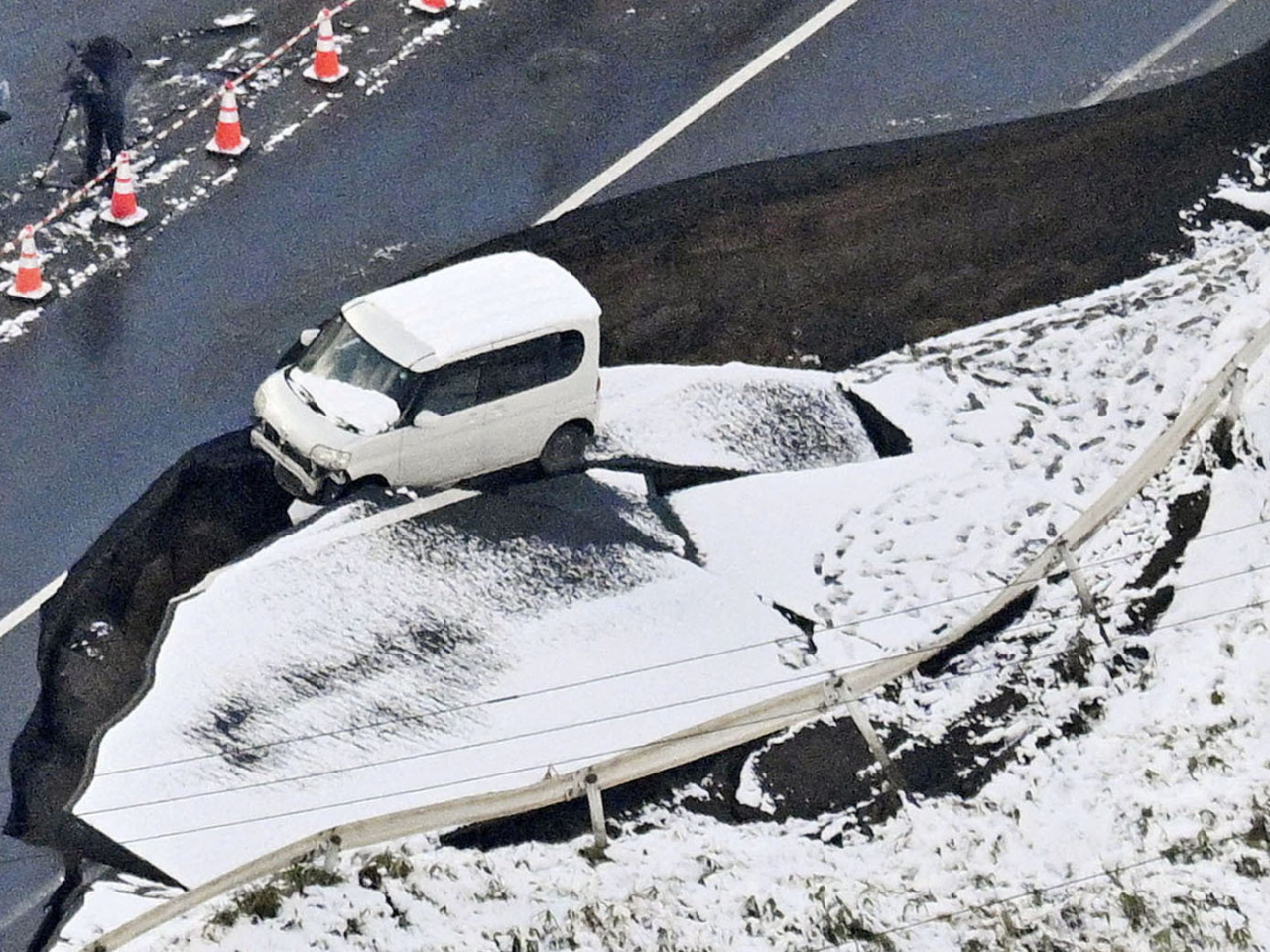青森縣東北町的道路因強烈地震塌陷。(路透社)
