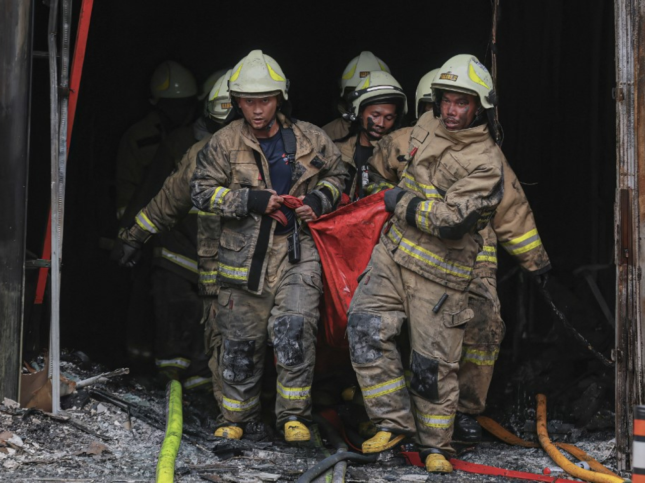 Firefighters bring out the body of a victim from a seven-storey building in Jakarta. Photo: AFP