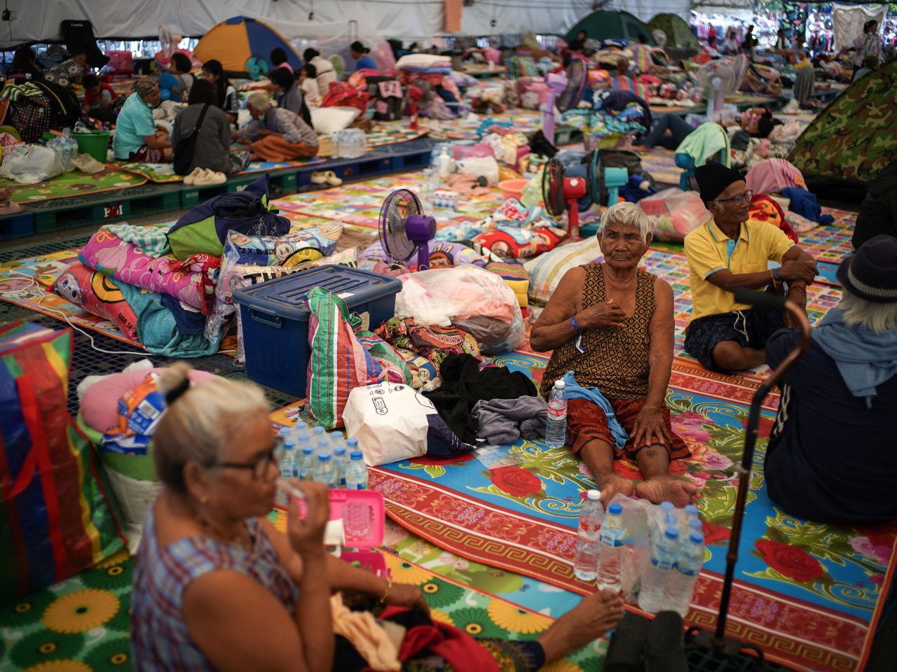 大批泰國居民轉移至避難設施。（路透社）