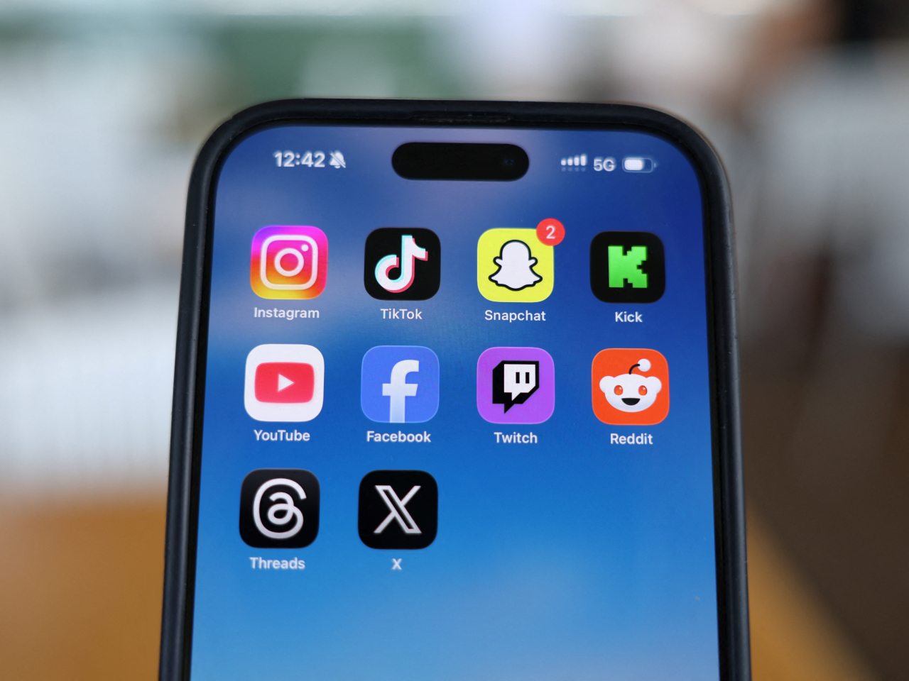 根據禁令，Facebook、Instagram、Threads、TikTok、X、YouTube等社交媒體平台，必須採取合理措施，防止16歲以下兒童使用。(路透社)