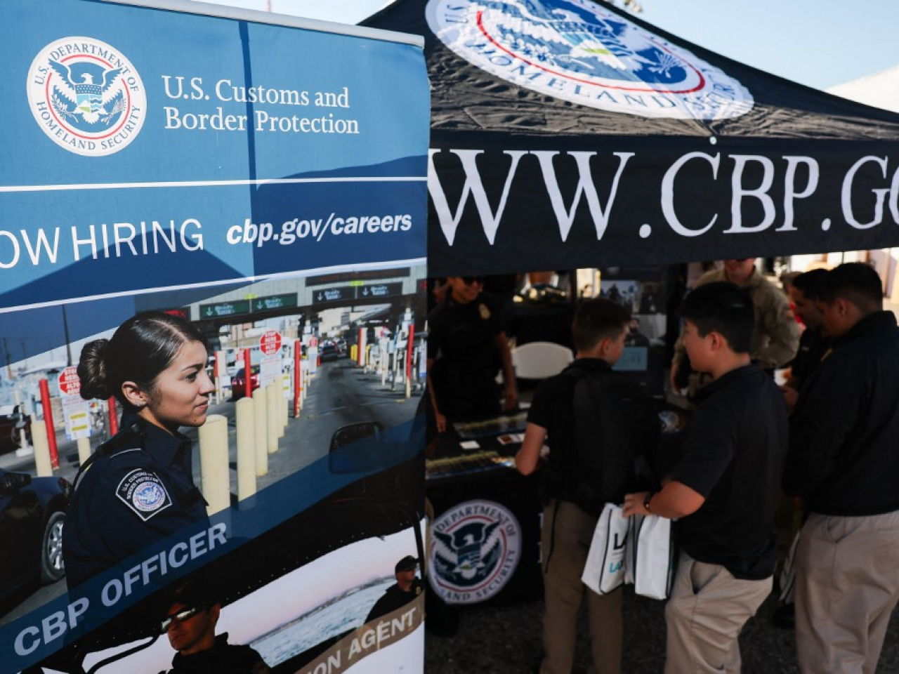 美國勞工部一併公布9月及10月JOLTS職位空缺，10月職位空缺達767萬個，遠高於預期。（法新社資料圖片）