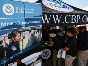 美國勞工部一併公布9月及10月JOLTS職位空缺，10月職位空缺達767萬個，遠高於預期。（法新社資料圖片）