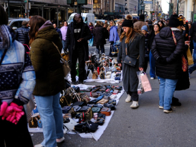 美國9月領先指標按月跌0.3%，連跌兩個月，消費者及企業對前景看法轉弱。（法新社資料圖片）