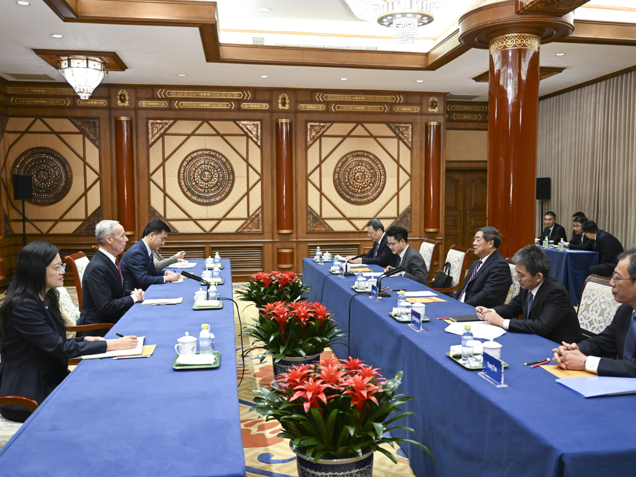 何立峰在北京會見美國科恩集團高級顧問艾倫。（新華社）