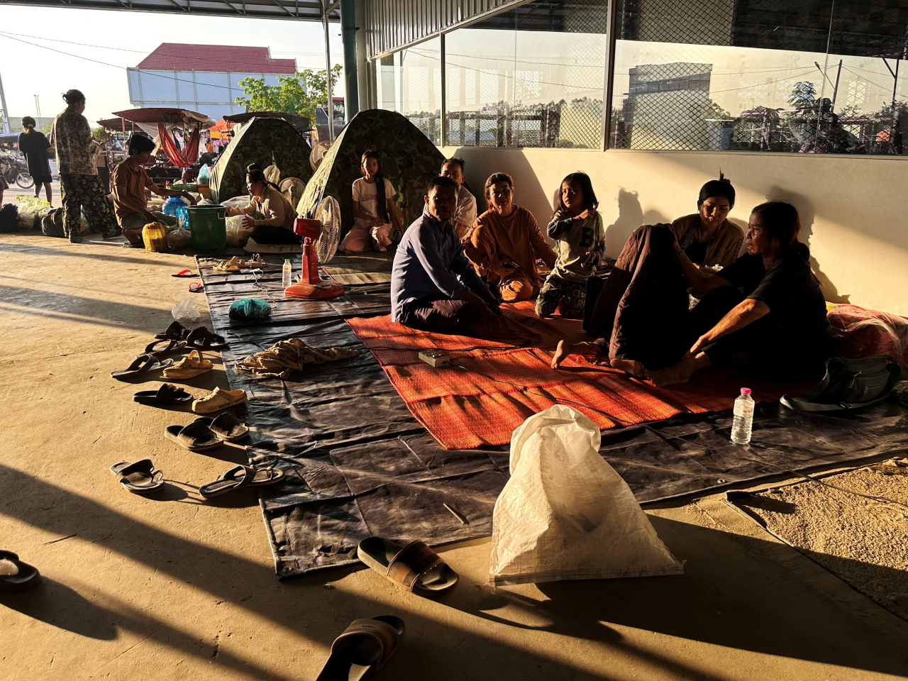 泰柬在爭議邊境地區發生衝突後，有民眾撤離到臨時避難所。（路透社）