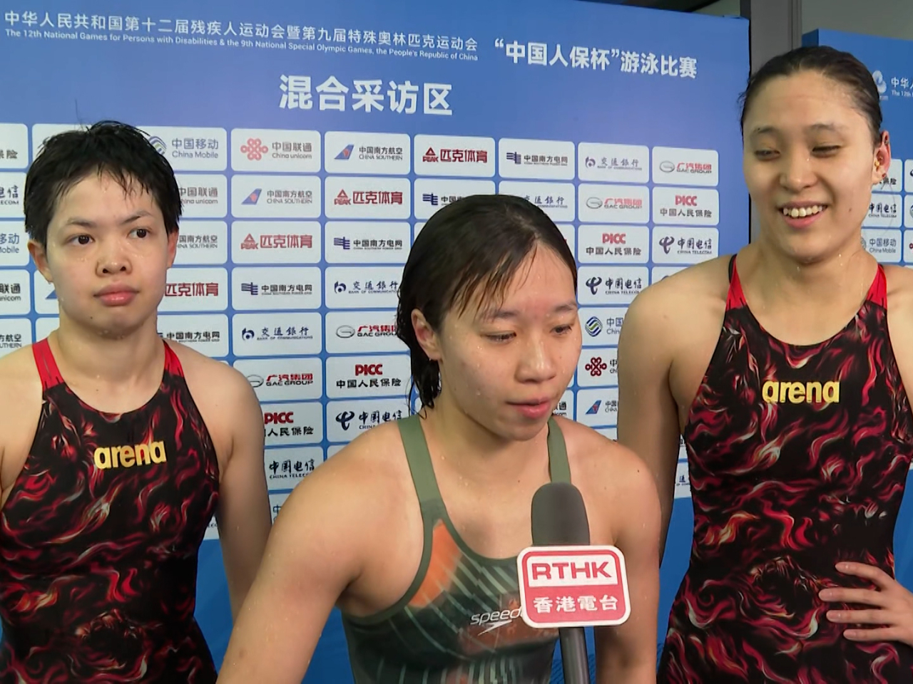 港隊泳手張可盈（中）及陳睿琳（右），在女子100米蛙泳SB14項目包辦金、銀牌。