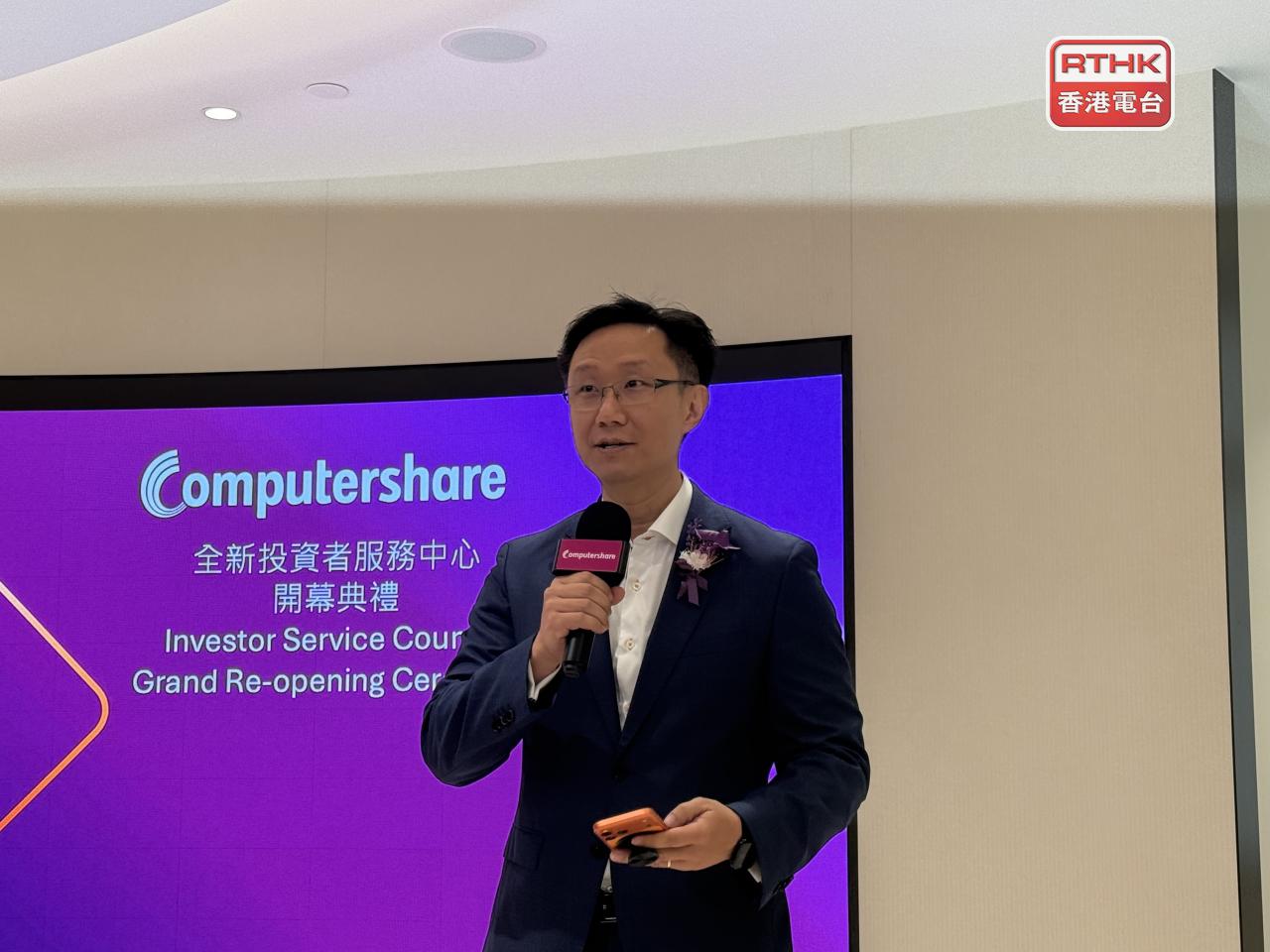 熊瑞律指，公司的無紙化系統正進行最後測試階段，待證監會宣布正式實行無紙化後推出市場。（趙嘉駿攝）