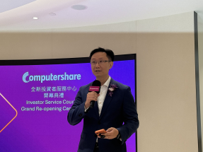 熊瑞律指，公司的無紙化系統正進行最後測試階段，待證監會宣布正式實行無紙化後推出市場。（趙嘉駿攝）