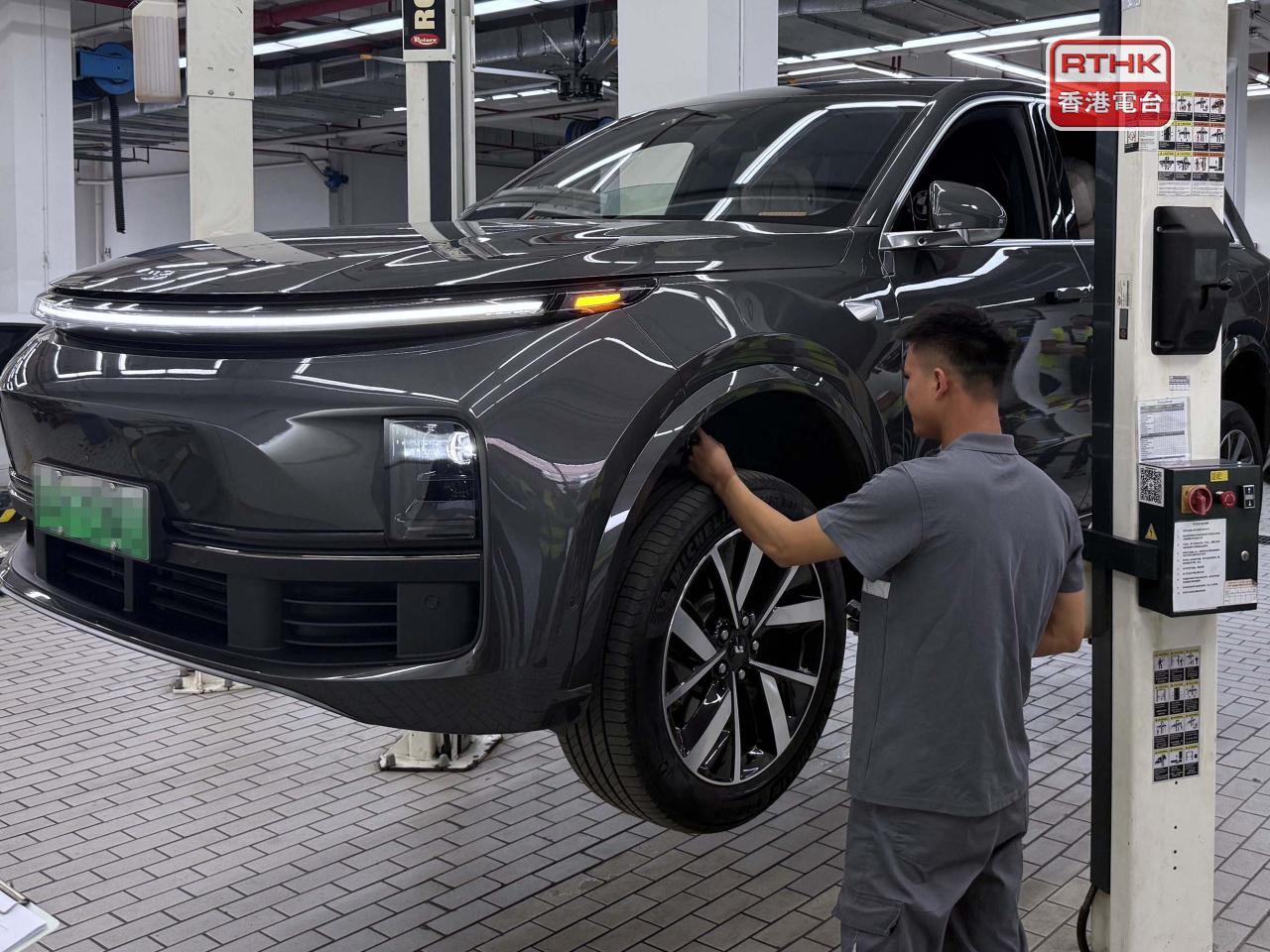 申請人到場登記後，車輛會移送至驗車房檢驗，歷時約30分鐘。（陳曉筠攝）