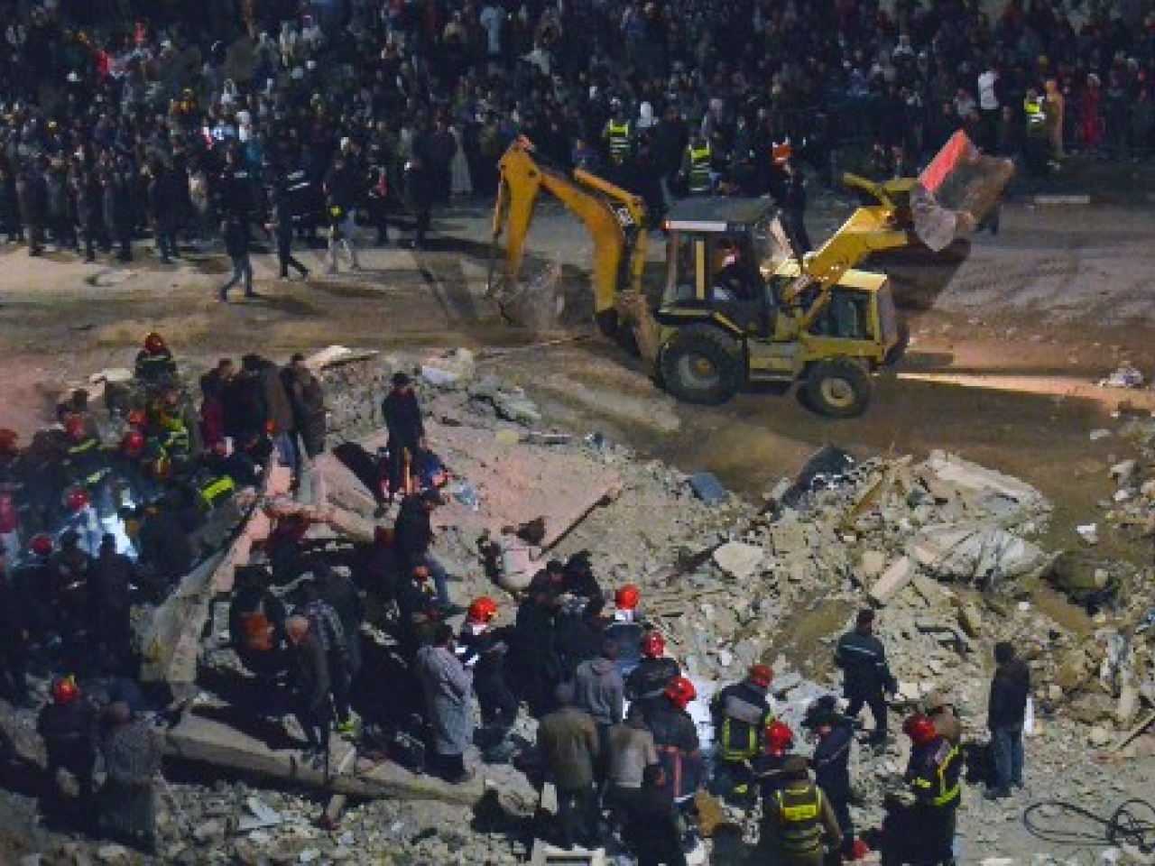 事發後，非斯市當局派人搜救，不排除瓦礫下仍然有人被困。（法新社）