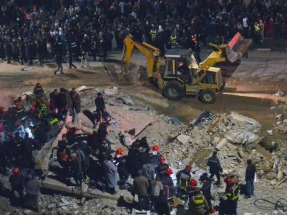 事發後，非斯市當局派人搜救，不排除瓦礫下仍然有人被困。（法新社）