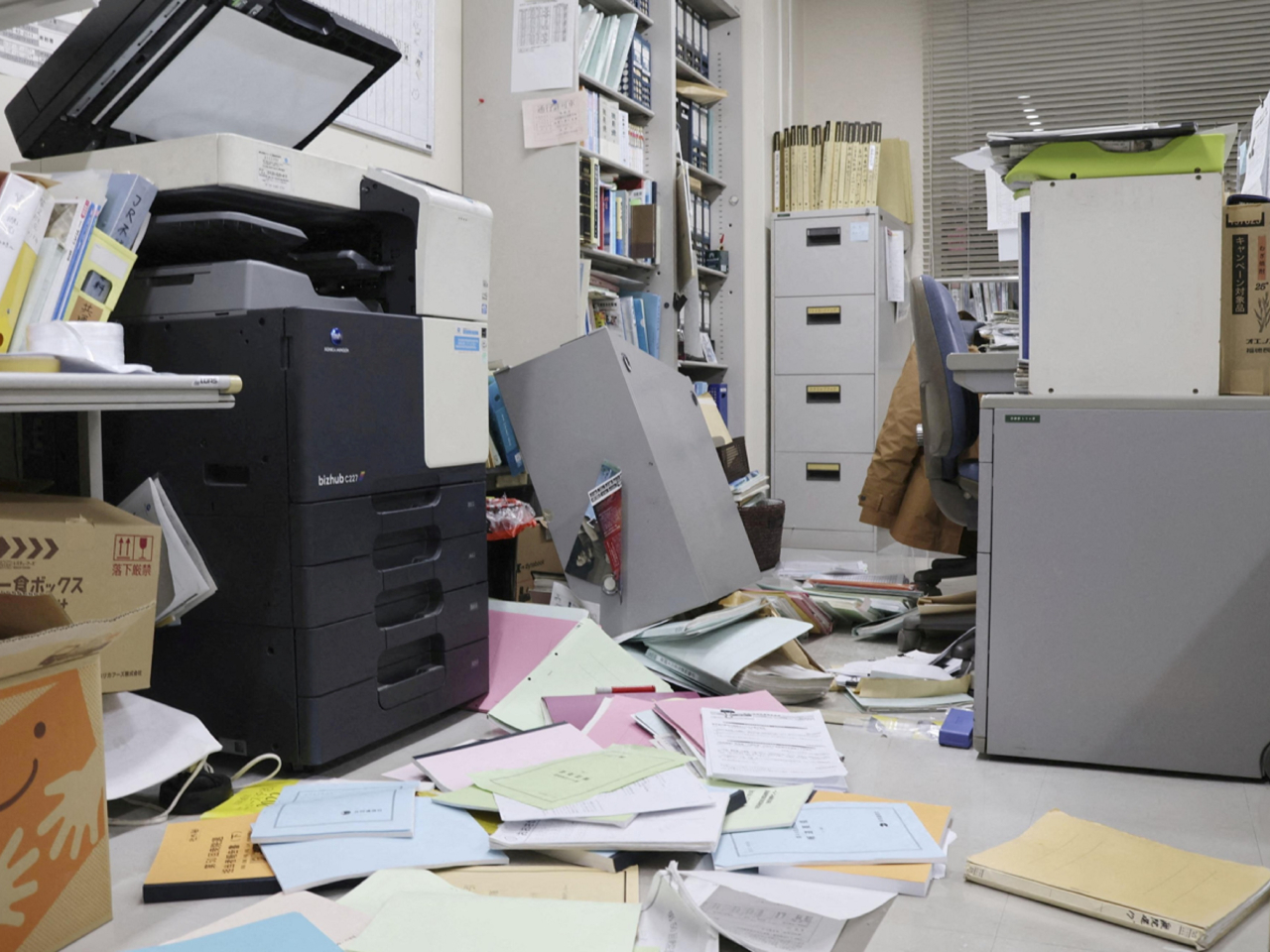 青森縣東部海域日前曾發生地震，有辦公室一片凌亂。(路透社資料圖片）