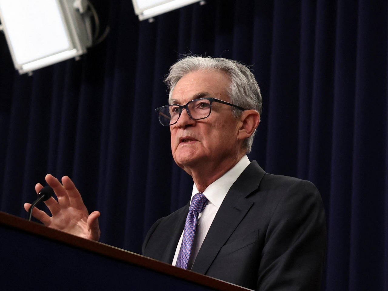 鮑威爾指當局沒有預設利率路徑，將逐次會議決定。（路透社）