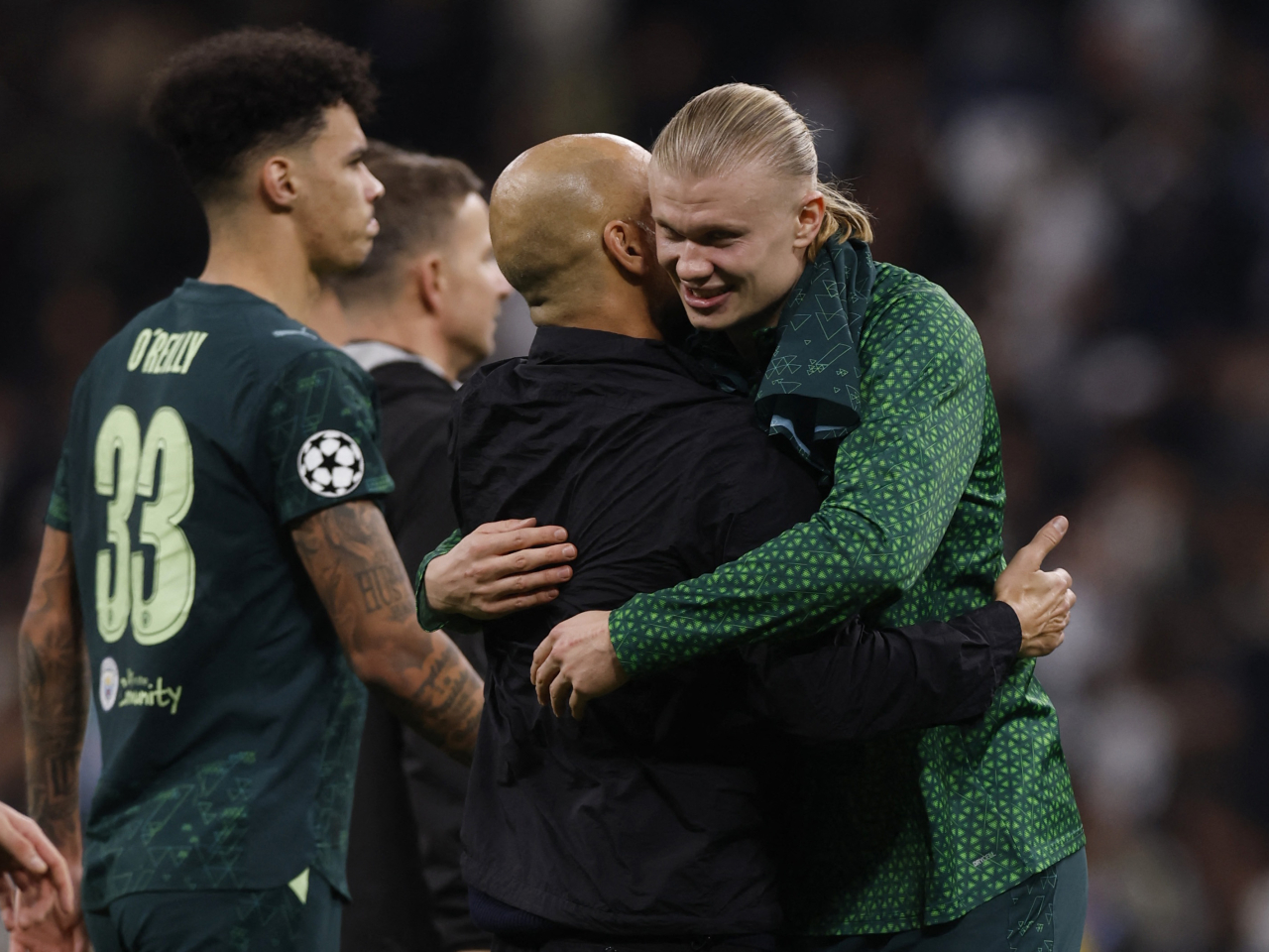 曼城前鋒夏蘭特賽後與主帥哥迪奧拿擁抱慶祝取勝。（路透社）