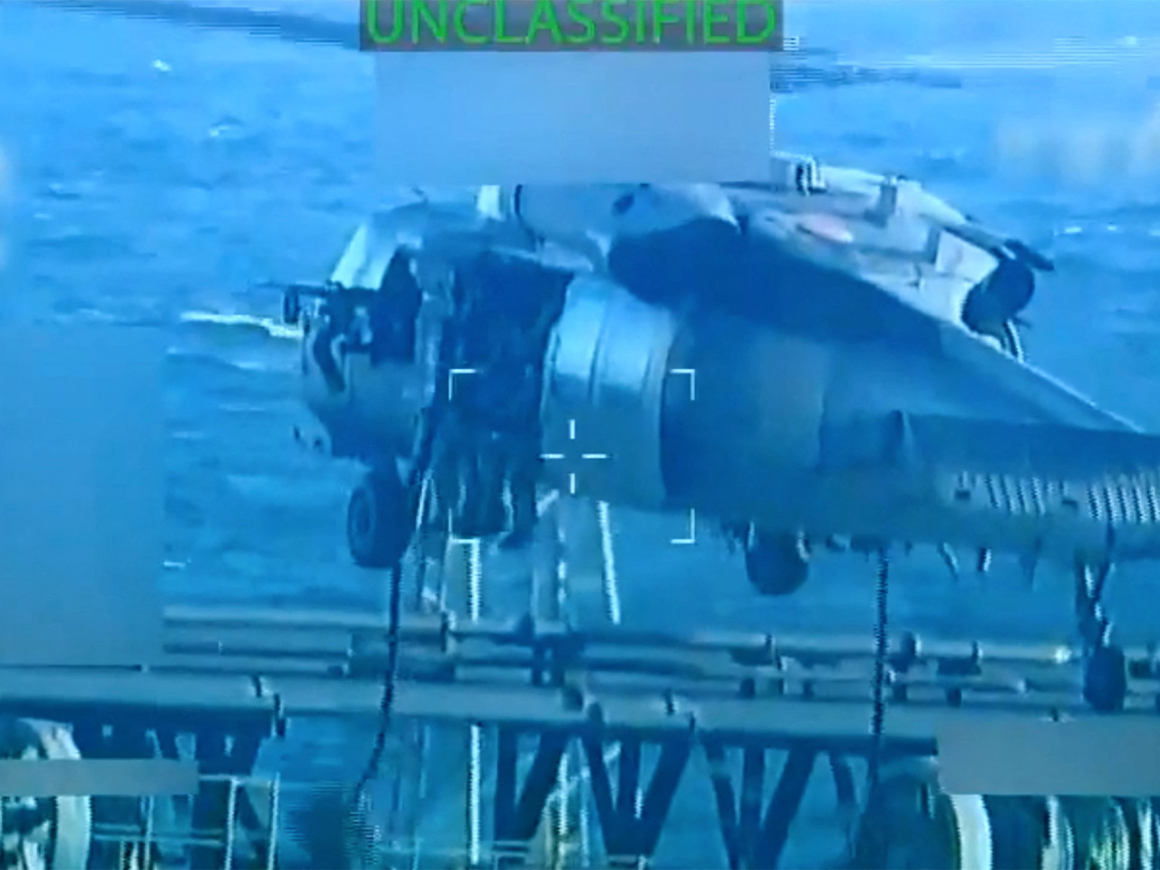 美軍士兵從直升機游繩登上運油輪。（路透社）