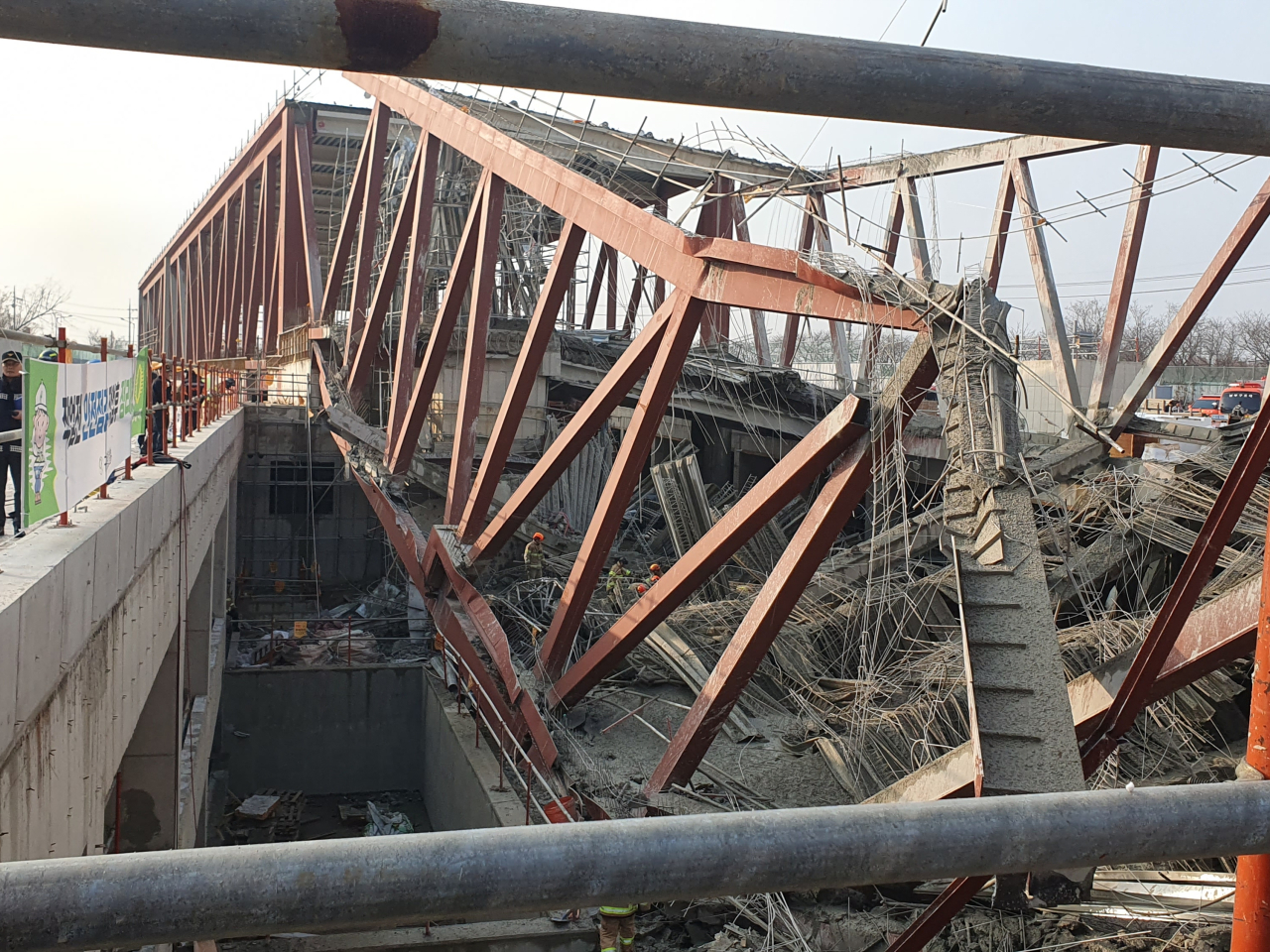 韓國光州一座圖書館的工地發生坍塌事故，兩名工人被困。（新華社）