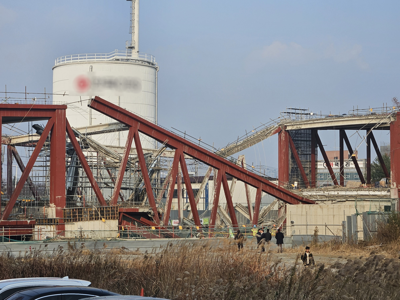 韓國光州一座圖書館工地發生鐵製構造物坍塌事故。（新華社）
