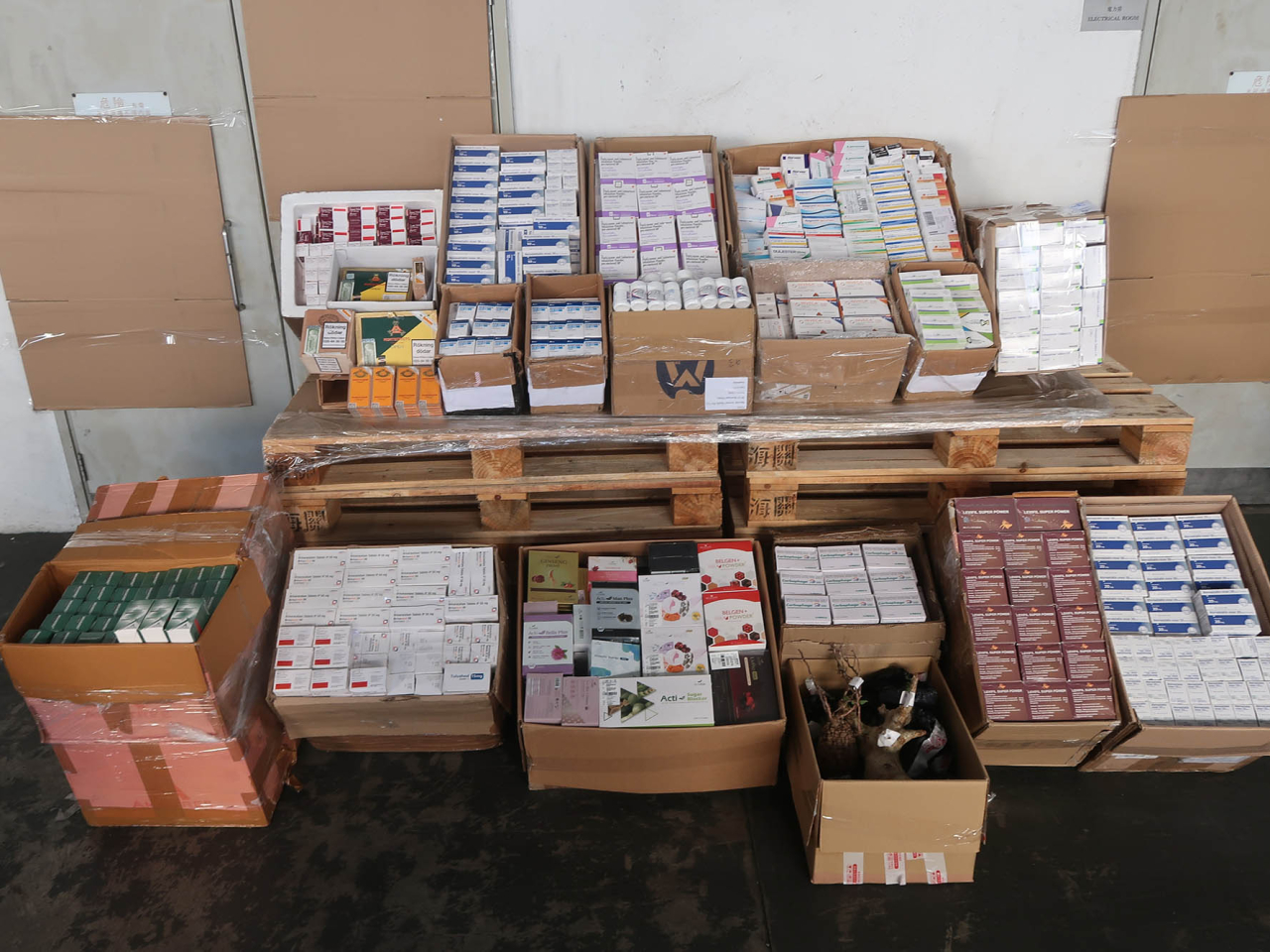 海關檢獲大批懷疑走私貨物，估計市值約7500萬元。（政府新聞處）