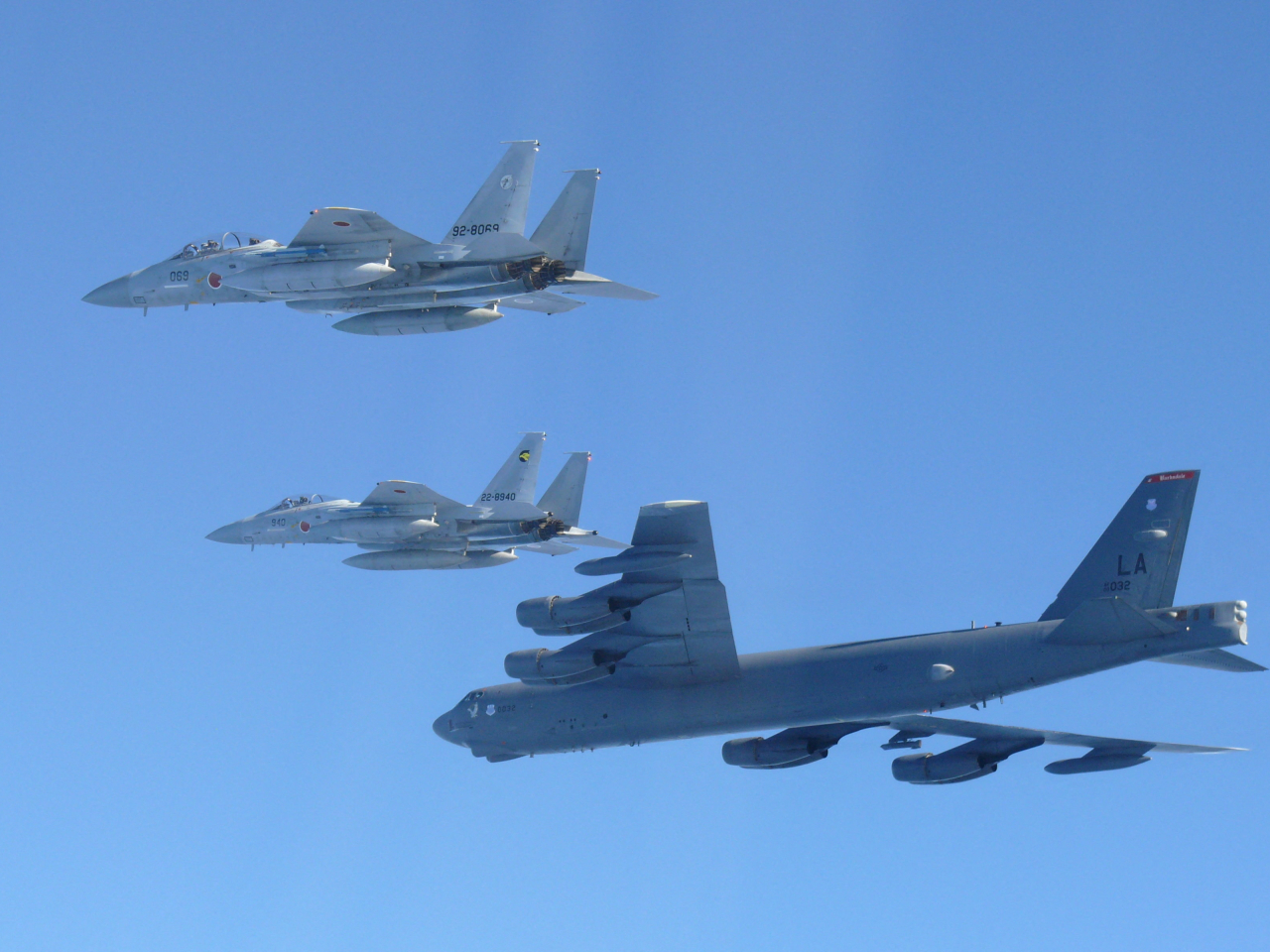 日本和美國昨日派出戰鬥機，在日本海上空聯合訓練。（路透社）