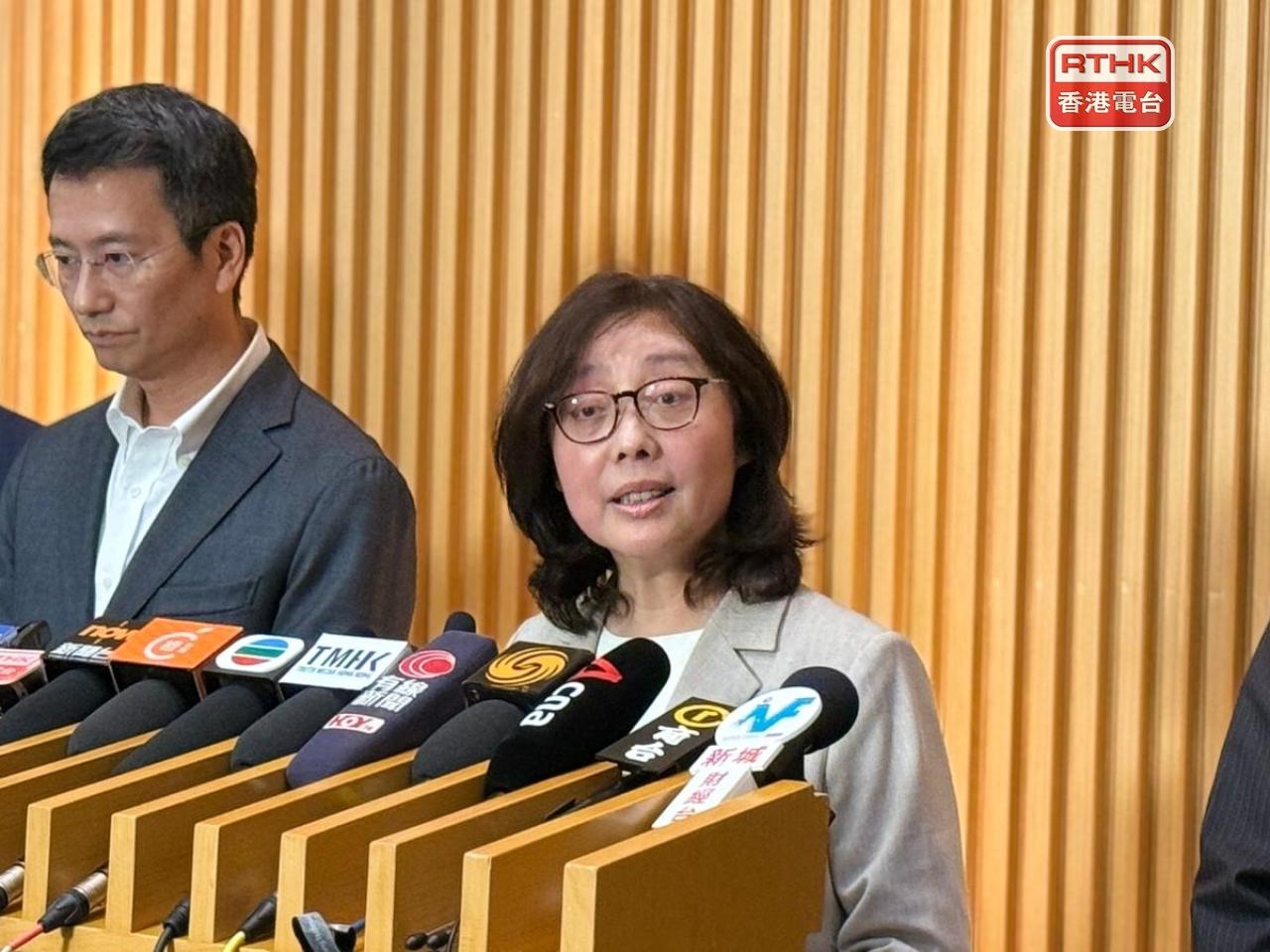 甯漢豪公布監管外牆棚網新制度。（盧紫菁攝）