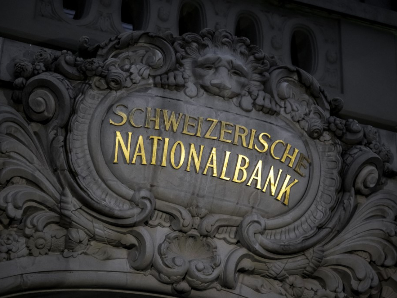瑞士央行說，在必要時調整貨幣政策，以維持物價穩定，並準備好在必要時干預匯市。（法新社資料圖片）