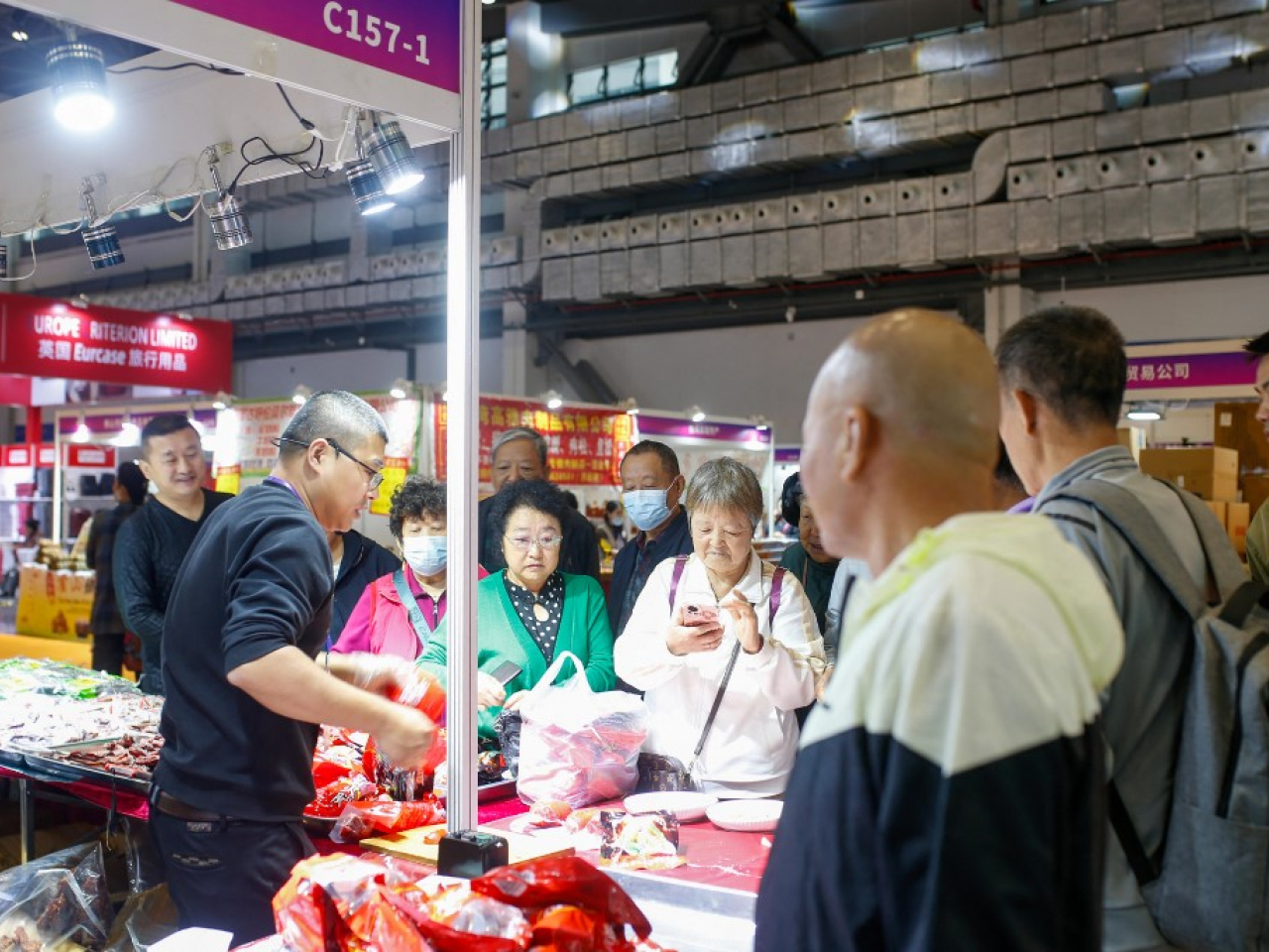 中央經濟工作會議部署明年經濟工作八大重點任務，以「堅持內需主導，建設強大國內市場」為首。（法新社資料圖片）