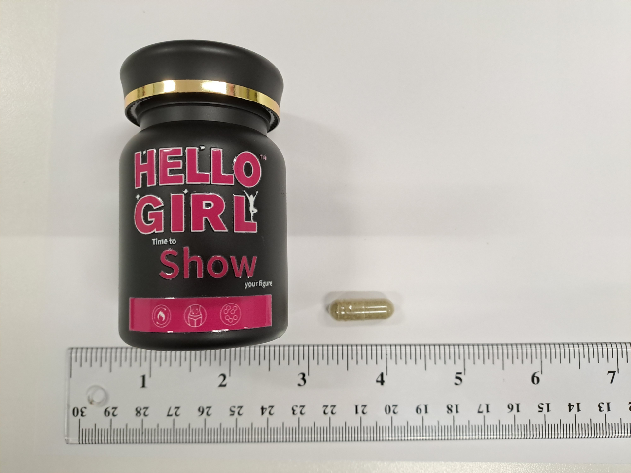 其中一個盛載在黑色膠樽、包裝上標示「HELLO GIRL time to show your figure」的膠囊樣本含有「西布曲明」和「呋塞米」。（政府新聞處）