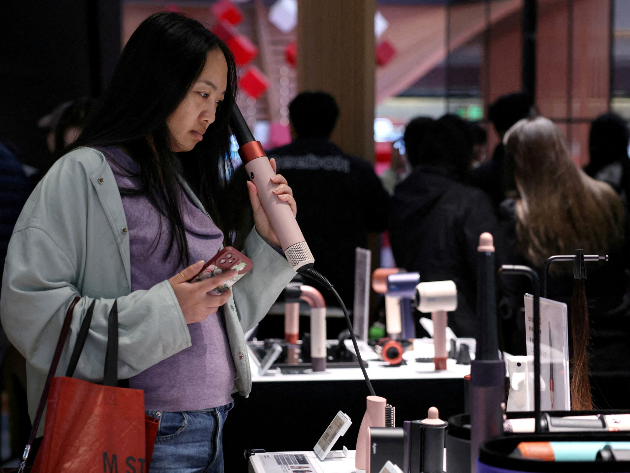 林俊泓表示，要有最終需求才可拉動投資信心，形容鞏固內需、固本培元很重要。（路透社資料圖片）