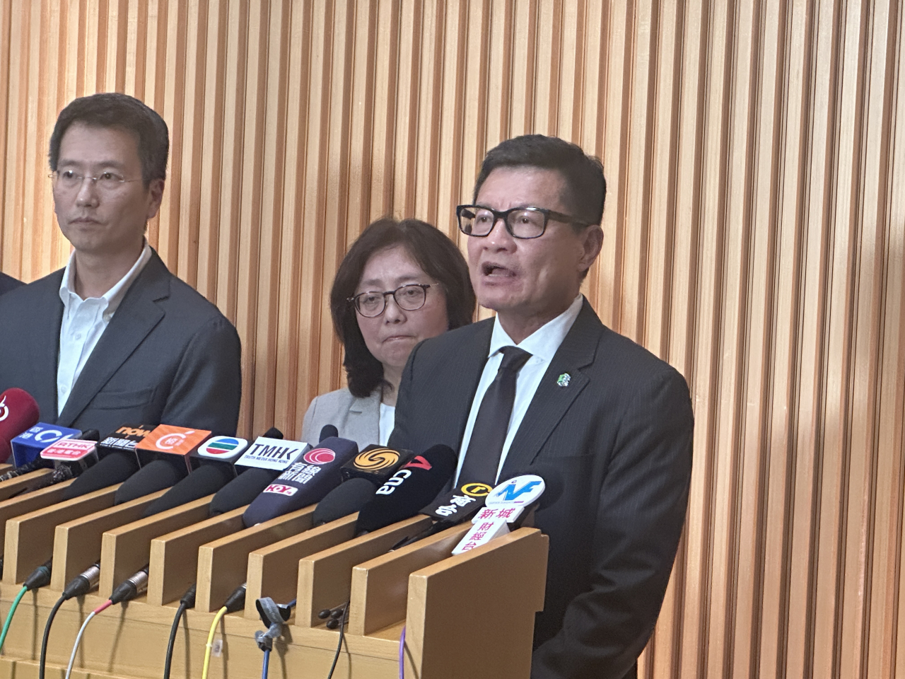 The executive director of the Construction Industry Council, Albert Cheng, says the council can help contractors source compliant mesh nets. Photo: RTHK