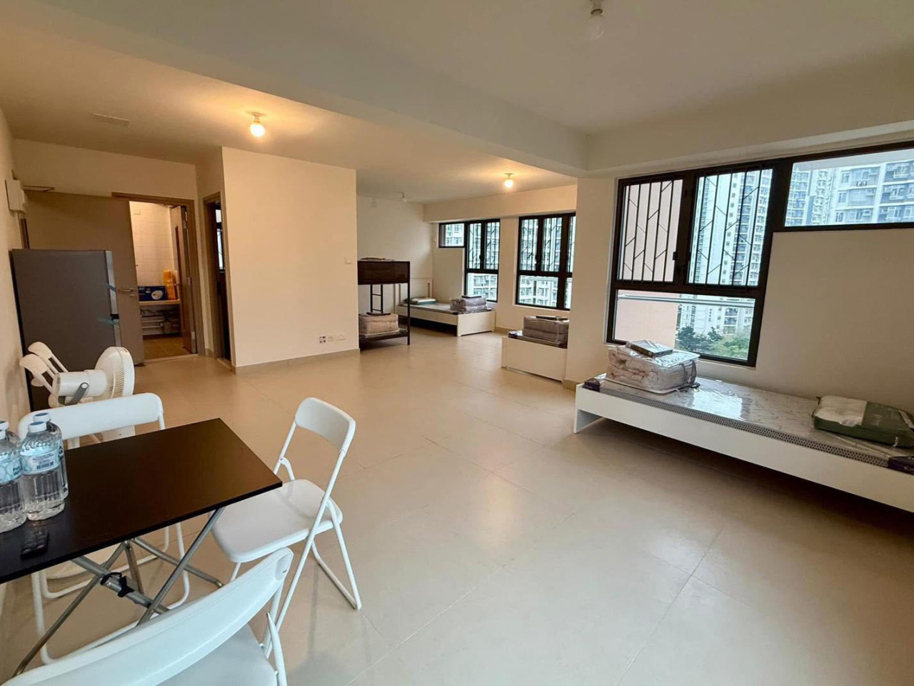 政府會持續支援宏福苑居民的住宿需要，已安排超過2千個單位的過渡性房屋以及房協的單位，供宏福苑居民作較長期使用。（民青局社交網站）