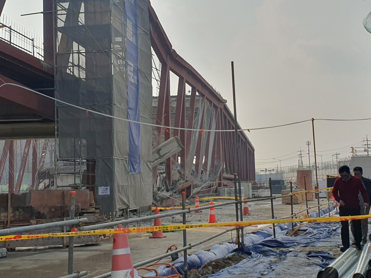 事發在當地時間下午近2時，光州市一座圖書館的工地，有鐵製構造物坍塌，4人被困。（新華社）