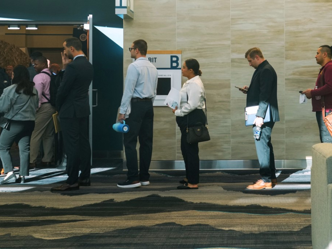 美國上星期新申領失業救濟人數急增至23.6萬人，超出預期，創3個月以來最多。（法新社資料圖片）